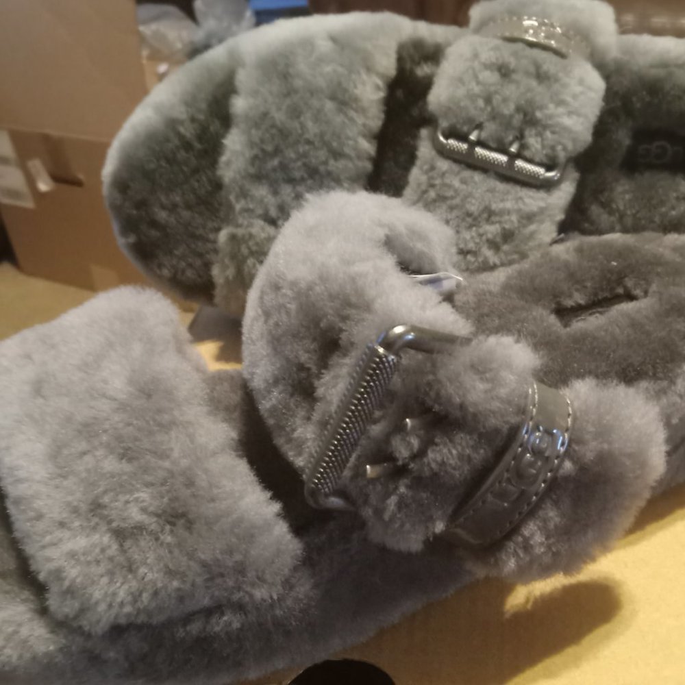 UGG - Picture 3 of 5